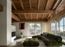 Część mieszkalna łączy w sobie tradycyjną architekturę alpejską z minimalistycznym, modernistycznym stylem: projekt każdego mebla wyraźnie odzwierciedla pomysł właścicieli. Część mieszkalna łączy w sobie tradycyjną architekturę alpejską z minimalistycznym, modernistycznym stylem: projekt każdego mebla wyraźnie odzwierciedla pomysł właścicieli.