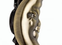 Zapinki, klamry, rozetki i uchwyty, nazywane niekiedy biżuterią okienną, pozwolą kunsztownie udrapować nawet proste zasłony. <BR />DEKORACJE - ŁADNE OKNA. <BR />Zapinka z metalu (stare złoto), 4 zł, Dekosystem