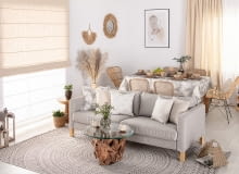 Aranżacja wnętrza z roletą rzymską - tkanina z kolekcji Alara Premium.