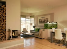 Pani Halina marzyła o ogródku, pan Karol o dużym akwarium. Swoje marzenia mogli spełnić po przeprowadzce z bloku do przestronnego domu pod Warszawą. Teraz każde z nich ma idealne warunki do realizowania swoich pasji. <BR /> DOM. Główną dekoracją salonu, a zarazem ożywczym akcentem kolorystycznym jest duże akwarium - marzenie pana  Karola jeszcze z dzieciństwa. Szklany zbiornik ustawiony na szafce z akcesriami akwarystycznymi symbolicznie oddziela też salon od jadalni. Powiększona fotografia tulipanów, zdobiąca ścianę nad kanapą, została ujęta w prostą ramę z płyty gipsowo-kartonowej. Pani Halina marzyła o ogródku, pan Karol o dużym akwarium. Swoje marzenia mogli spełnić po przeprowadzce z bloku do przestronnego domu pod Warszawą. Teraz każde z nich ma idealne warunki do realizowania swoich pasji. <BR /> DOM. Główną dekoracją salonu, a zarazem ożywczym akcentem kolorystycznym jest duże akwarium - marzenie pana  Karola jeszcze z dzieciństwa. Szklany zbiornik ustawiony na szafce z akcesriami akwarystycznymi symbolicznie oddziela też salon od jadalni. Powiększona fotografia tulipanów, zdobiąca ścianę nad kanapą, została ujęta w prostą ramę z płyty gipsowo-kartonowej.