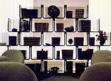 Elysée. Regał modułowy. Półki w kształcie litery U można ustawiać jedną na drugiej lub obok siebie, konstruując mebel dostosowany do potrzeb użytkownika. Elysée. Regał modułowy. Półki w kształcie litery U można ustawiać jedną na drugiej lub obok siebie, konstruując mebel dostosowany do potrzeb użytkownika.