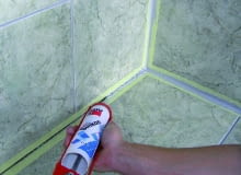 Elastyczne, silikonowe spoiny stosuje się standardowo w narożach ścian i podłóg silkon, łazienki