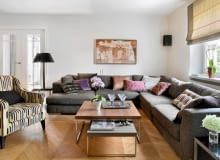 Styl to jest to! Sprawia, że wnętrze staje się wyraziste i zapada w pamięć. Ułatwia też wykreowanie wymarzonego klimatu, który będzie sprzyjał bujnemu życiu rodzinnemu i towarzyskiemu lub wręcz przeciwnie - wyciszeniu się w samotności. Tę tezę potwierdzają wybrane przez nas stylowe salony.<br/> Mieszkanie w nowym budynku sprawia wrażenie zamieszkanego od lat. Z pewnością wpływa na to wykończenie wnętrza - dębowy parkiet ułożony w jodełkę (wzór rzadko stosowany w nowoczesnych wnętrzach), listwy sztukateryjne w starym stylu, przeszklone drzwi ze szprosami. wnętrze, salon, kanapa, aranżacja salonu