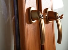 Żadne okna czy drzwi z klasą antywłamaniową nie zabezpieczają całkowicie przed włamaniem, a opóźniają tylko przedostanie się włamywacza przez przegrodę okno z kluczykiem, klamka z kluczykiem