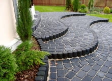 Palisada na obrzeżach schodów. Podobnie można wykończyć brzegi podwyższonych rabat Palisada na obrzeżach schodów. Podobnie można wykończyć brzegi podwyższonych rabat