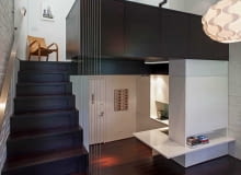 Mieszkanie ma aż 7,6 m wysokości. Nic dziwnego, że architekci podzielili je na 3 poziomy. Mini loft na Manhattanie