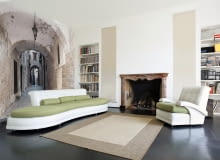 <B>Nic tak nie powiększa optycznie pomieszczenia, jak dobrze dobrana fototapeta. Motywy, które idealnie sprawdzą się w tej roli, to pejzaże, uliczki lub abstrakcje z wydłużoną perspektywą. Wszystko to daje wrażenie przestrzenności, sprawia, że wnętrze nabiera głębi. Warto pamiętać, że nie metraż się liczy, lecz sprytne oszukanie oka.</B> <BR />Przejście - fototapeta winylowa, 300 x 200 cm, 999,36 zł, PIXERS