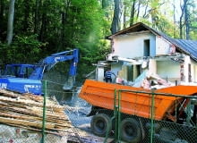 Nie zawsze rozbiórka z użyciem ciężkiego sprzętu budowlanego jest możliwa. Gdy działka jest niewielka, może się okazać, że jest za mało miejsca na ustawienie maszyn i trzeba będzie usunąć budynek ręcznie ile kosztuje rozbiórka domu