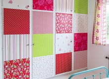 <B> Zniszczony, niemodny lub po prostu zbyt zwyczajny i bez polotu - taki mebel znajdzie się w większości domów. Co z nim zrobić? Udekorować! Wystarczy znaleźć efektowną tapetę i samemu wziąć się do pracy. </B><BR /> MEBLE: Szafa w pokoju małej Helenki zajmuje prawie całą ścianę. Pomysłowa mama, okleiła ją kawałkami różnych tapet; w taki sam sposób ozdobiła komódkę (pokazaną na następnym zdjęciu). Powstały ciekawe patchworki wyglądające jak galerie obrazków. <B> Zniszczony, niemodny lub po prostu zbyt zwyczajny i bez polotu - taki mebel znajdzie się w większości domów. Co z nim zrobić? Udekorować! Wystarczy znaleźć efektowną tapetę i samemu wziąć się do pracy. </B><BR /> MEBLE: Szafa w pokoju małej Helenki zajmuje prawie całą ścianę. Pomysłowa mama, okleiła ją kawałkami różnych tapet; w taki sam sposób ozdobiła komódkę (pokazaną na następnym zdjęciu). Powstały ciekawe patchworki wyglądające jak galerie obrazków.