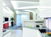 2UWAGA ! PONOWNA PUBLIKACJA WYLACZNIE ZA ZGODA WLASCICIELIWARSZAWA , MIESZKANIE , WNETRZA , KUCHNIA , OSWIETLENIE - PODSWIETLONY SUFIT ,PROJEKT WNETRZA I STYLIZACJA EWA SMUGA / INTERIOR DESIGNFOT. RADOSLAW WOJNARPUBLIKACJA CZTERY KATY NR 7 (262) - 7 2013 PUBLIKACJA CZTERY KATY NR 4 (271) - 4 2014