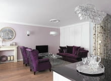 <B>Często zastanawiam się, oglądając różne pokoje dzienne, dlaczego jedne budzą we mnie bardzo pozytywne odczucia, a inne są mi co najmniej obojętne (nawet jeśli nie mam nic do zarzucenia ich estetyce). I dochodzę do wniosku, że to kwestia panującej w nich atmosfery. Zadbali o nią właściciele pokazywanych dalej salonów.</B> <BR />POD BRZOZĄ. W sąsiedztwie prawdziwych brzozowych pni zaaranżowano stylowy kącik wypoczynkowy. Na urodę wnętrza, nawiązującego wystrojem do stylu francuskiego, wpływa zarówno wysmakowana kolorystyka z przewagą fioletów, jak i eleganckie meble o różnym rodowodzie. <BR />Kolorystyka została bardzo starannie dobrana ? jasne i ciemne odcienie fioletu właścicielka zestawiła z jasną szarością. Szarawą barwę ma nawet podłoga z postarzanych dębowych desek. <BR />Szafa z otwierającymi się na dotyk gładkimi frontami wygląda bardzo estetycznie, nie przyciąga uwagi i nie przytłacza wnętrza, a jednocześnie zapewnia dużo miejsca do przechowywania. Salon, aranżacje