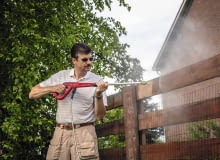 Drewniane ogrodzenie najszybciej i najdokładniej oczyści mocny strumień wody z myjki ciśnieniowej.