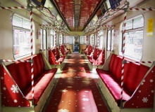 Pociąg metra udekorowany na mikołajki Pociąg metra udekorowany na mikołajki