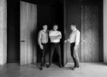 Założycielem firmy jest Kazimierz Moric – mistrz stolarki, który swój pierwszy zakład otworzył w 1991 roku. W działalność firmy aktywnie zaangażowali się również synowie Kazimierza Morica, Łukasz i Paweł – którzy od lat uczestniczą w życiu firmy, od rozwoju technologii po codzienne procesy produkcyjne Założycielem firmy jest Kazimierz Moric – mistrz stolarki, który swój pierwszy zakład otworzył w 1991 roku. W działalność firmy aktywnie zaangażowali się również synowie Kazimierza Morica, Łukasz i Paweł – którzy od lat uczestniczą w życiu firmy, od rozwoju technologii po codzienne procesy produkcyjne