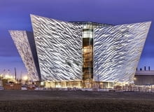 W setną rocznicę tragicznego rejsu Titanica, otwarto muzeum poświęcone temu luksusowemu transatlantykowi. Budynek zaprojektował amerykański architekt Eric R Kuhne. Muzeum Titanica w Belfaście