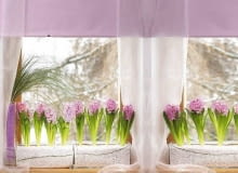 Wiosenna dekoracja okna z hiacyntami