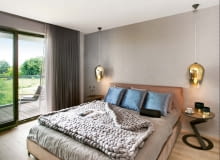 Łóżko, proj. Anke Design Studio wyk. BH Meble, stolik Max Fliz, koc So Fluffy z wełny merynosowej (Woolka Company), pościel Zara Home.