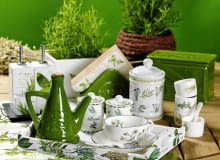 <B>Na pierwszy rzut oka wydają się niepozorne - nie przyciągają uwagi ani barwą kwiatów, ani kształtem liści. A jednak warto docenić ich urodę. Ich subtelne motywy na tkaninach, naczyniach i meblach ozdobią wnętrze równie atrakcyjnie jak bardziej wyraziste desenie.</B> <BR />Meble: stół - 699 zł, dombal.com.pl; Na stole: Bukiet suszonych ziół (z tyłu) - 39,90 zł, stendersshop.pl; białe naczynia z motywem ziół: pojemniki na ocet i oliwę - 117 zł/komplet, pojemnik (duży) - 29,90 zł, kubeczki z łyżeczkami - 69,90 zł/4 szt., pojemniki (małe) - 107 zł/2 szt., filiżanka - 65 zł, Galeria Adekwatna; serwetnik - 25 zł, pojemnik (zielony) - 25 zł, dzbanek (zielony) - 39 zł, ściereczki - 19 zł/2 szt. home&you; taca - 59 zł, dekodom.pl; papierowe serwetki - 12 zł, doniczka (biała) - 35 zł, Bukieciarnia; wyplatana osłonka - własność stylistki. 09.05.2012 , WNETRZA , WZORNICTWO , TEMAT ZIOLA , SESJA DLA : CZTERY KATY , STYLIZACJA BEATA DRZEWOSOWSKA . FOT. MICHAL MUTOR SLOWA KLUCZOWE: WNETRZA WZORNICTWO DEKORACJE