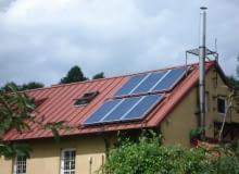Jeśli instalacja solarna jest dobrze zaprojektowana i wykonana, to w ciągu całego roku można zaoszczędzić nawet 60% energii zużywanej do podgrzewania wody dach, kolektory słoneczne