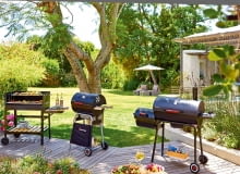 W grillowych kolekcjach plenerowych oferowane są różne urządzenia, m.in. grilowędzarnia, Tchibo, Cena: ok. 1300 zł, www.tchibo.pl