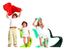 Panton Junior, krzesło zaprojektowane przez Vernera Pantona na przełomie roku 1959 i 1960 od razu zyskało sympatię dzieci. Tym bardziej polubiły one model w wersji dostosowanej do ich wzrostu, Vitra Panton Junior, krzesło zaprojektowane przez Vernera Pantona na przełomie roku 1959 i 1960 od razu zyskało sympatię dzieci. Tym bardziej polubiły one model w wersji dostosowanej do ich wzrostu, Vitra