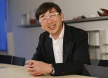 Toyo Ito, laureat Nagrody Pritzkera 2013 Toyo Ito, the Japanese architect awarded the 2013 Pritzker Architecture Prize, smiles during an interview with The Associated Press at one of his offices in Tokyo Monday, March 18, 2013. When he said why he especially likes Sendai Mediatheque, the public library that ranks among his most famous works, Ito, the sixth Japanese to win the honor likened to a Nobel Prize for architecture, said he likes to see people napping and relaxing inside the transparent structure. (AP Photo/Koji Sasahara)