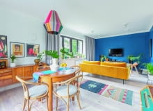 Ciepły, przytulny inspirujący dom dla czteroosobowej rodziny zajmuje dwie kondygnacje. Kolorowy dom położony na obrzeżach Mławy