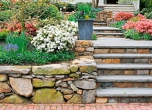 1. Ukształtowanie terenu. Jeśli jest zróżnicowane, teren można zniwelować, ale wtedy musimy liczyć się z wysokimi kosztami wynajmu ciężkiego sprzętu. Lepiej wykorzystać nierówności na tarasowe rabaty wzmocnione murkami oporowymi, ze schodkami ułatwiającymi poruszanie się po działce. Nie jest to rozwiązanie najtańsze, ale efektowne i praktyczne. W tańszej wersji na skarpie można posadzić rośliny okrywowe, które ją umocnią. 1. Ukształtowanie terenu. Jeśli jest zróżnicowane, teren można zniwelować, ale wtedy musimy liczyć się z wysokimi kosztami wynajmu ciężkiego sprzętu. Lepiej wykorzystać nierówności na tarasowe rabaty wzmocnione murkami oporowymi, ze schodkami ułatwiającymi poruszanie się po działce. Nie jest to rozwiązanie najtańsze, ale efektowne i praktyczne. W tańszej wersji na skarpie można posadzić rośliny okrywowe, które ją umocnią.