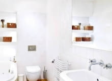 Klimat jak na statku - to przede wszystkim zasługa podłogi z tekowych desek. Ten gatunek drewna najczęściej stosują szkutnicy. Również sposób położenia desek kojarzy się z łodzią. Ściany wyłożono różnej wielkości płytkami ceramicznymi w kilku odcieniach bieli. WNETRZA LAZIENKA