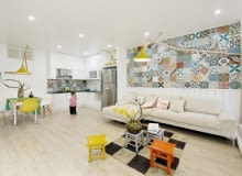 Kolorowe płytki w jasnym mieszkaniu w Hanoi. Projekt wnętrza: Landmark Architecture kolorowe płytki, wzorzyste płytki, płytki jak ze starej kamienicy, różne płytki w mieszkaniu, płytki design