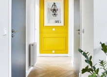 DĘBOWY PARKIET o postarzonej, nierównej fakturze (ułożony w tzw. jodełkę francuską), oprócz walorów estetycznych, ma też inną zaletę - nie widać na nim zadrapań, o które nietrudno, gdy dzieci wbiegają do domu prosto z ogródka, wnosząc na butach piasek. DĘBOWY PARKIET o postarzonej, nierównej fakturze (ułożony w tzw. jodełkę francuską), oprócz walorów estetycznych, ma też inną zaletę - nie widać na nim zadrapań, o które nietrudno, gdy dzieci wbiegają do domu prosto z ogródka, wnosząc na butach piasek.