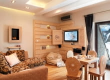 Anna i Artur od lat przyjeżdżali zimą i latem do Zakopanego. Najpierw jako narzeczeni, teraz z dziećmi. Tak bardzo pokochali miasto i Tatry, że zdecydowali się kupić tu mieszkanie. Niewielkie, ale za to z zapierającym dech widokiem na góry. I zamarzyli, by wyglądało jak góralska chata. <BR /> MIESZKANIE. Niektóre ściany wykończono świerkowymi deskami i ocieplono tak jak góralskie chaty - starą metodą tzw. mszenia (kiedyś używano do tego mchu, teraz stosuje się wełniankę, czyli wełnę drzewną ze świerku). Na podłodze - deski z lakierowanego szczotkowanego dębu. aranżacja wnętrz, drewno w domu, drewniane podłogi, salon