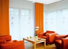 Już nie tylko tradycyjne zasłony i firany, ale także nowoczesne tkaninowe ekrany, żaluzje i rolety - od rzymskich po austriackie. Dziś sposobów aranżacji okien jest naprawdę mnóstwo. Oto ich przegląd. <BR />OKNO Z EKRANAMI. Jak ozdobić okna zajmujące dwie ściany? Dekoracja powinna być praktyczna, efektowna i nie dominować we wnętrzu. Takie warunki spełniają ekrany. Proste i lekkie, nie przytłaczają salonu i harmonizują z nowoczesnym wystrojem całego pomieszczenia.