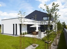 Zarówno ogród, jak i całe otoczenie domu wpisują się w nurt minimalizmu i konsekwentnej geometryczności ! UWAGA ! ZGODA NA PUBLIKACJE TYLKO W MIESIECZNIKU LADNY DOM ! 16.06.2014 , Minsk Mazowiecki , dom architekta , projekt Robert Jaworski , sesja dla : Ladny Dom . Fot. Michal Mutor