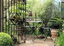 Metalowe przęsła, trelisy, meble i podpory dla pnączy doskonale wpisują się w ogrodowy świat