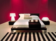 <B>Ta sama barwa będzie wyglądała inaczej w pokoju nasłonecznionym, a inaczej w ciemnym. Jej odcień zmieni się też wyraźnie w sztucznym świetle. Warto mieć to na uwadze, dobierając kolory farb do wnętrz.</B> <BR />KOLORY GORĄCE: W pokojach mocno nasłonecznionych barwy odbierane jako bardzo ciepłe (np. czerwony albo pomarańczowy, zwłaszcza w czystych odcieniach) robią wrażenie bardziej intensywnych, wręcz krzykliwych. To sprawia, że mogą nas irytować. W pomieszczeniach znajdujących się od strony wschodniej lub północnej takie kolory wyglądają dużo natural-niej, a ponadto ocieplają wnętrza i ożywiają je. Decydując się na przykład na czerwone ściany, wybierzmy lampy emitujące światło o ciepłej barwie. Dzięki temu wnętrze nie będzie się wydawało ciemne.