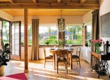 Justyna i Adam, młode małżeństwo z dzieckiem, nigdy nie żałowali swojej decyzji o opuszczeniu centrum Warszawy. Emigracja na przedmieścia ma same zalety: zamiast mieszkania w bloku w zatłoczonej i hałaśliwej stolicy mają teraz piękny dom z werandą i ogrodem, ciszę, spokój i świeże powietrze. <BR /> DOM. Drewno pod nogami i nad głową: na podłodze - woskowane dębowe deski, na suficie - deski sosnowe pokryte bezbarwnym lakierem.