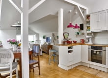 Słupy wyznaczają granicę między aneksem kuchennym a pokojem dziennym. Projektując kuchnię, pani domu zrobiła najpierw spis niezbędnych naczyń i akcesoriów, a następnie policzyła, ile potrzeba szuflad, by je wszystkie pomieścić. Gotowe sosnowe szafki z IKEA pomalowała na biało. Słupy wyznaczają granicę między aneksem kuchennym a pokojem dziennym. Projektując kuchnię, pani domu zrobiła najpierw spis niezbędnych naczyń i akcesoriów, a następnie policzyła, ile potrzeba szuflad, by je wszystkie pomieścić. Gotowe sosnowe szafki z IKEA pomalowała na biało.