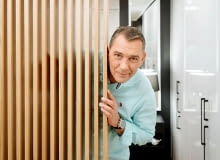 Darek, znany widzom jako Darek Stolarz, współpracuje z Dorotą Szelągowską przy programach takich jak „Domowe rewolucje" i „Dorota inspiruje", gdzie wspólnie tworzą niezwykłe meble i zabudowy. Mieliśmy też okazję oglądać go w jego własnym programie „Darek solo”, w którym pokazywał, jak samodzielnie wymierzyć lub wykonać wymarzone meble, dekoracje lub akcesoria. Darek, znany widzom jako Darek Stolarz, współpracuje z Dorotą Szelągowską przy programach takich jak „Domowe rewolucje" i „Dorota inspiruje", gdzie wspólnie tworzą niezwykłe meble i zabudowy. Mieliśmy też okazję oglądać go w jego własnym programie „Darek solo”, w którym pokazywał, jak samodzielnie wymierzyć lub wykonać wymarzone meble, dekoracje lub akcesoria.