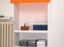 <B>Z montażem półek gipsowo-kartonowych w niewielkiej wnęce poradzi sobie każdy. Dla ułatwienia pokazujemy krok po kroku, jak je zrobić.</B> <BR />Potrzebne materiały i narzędzia: płyta gipsowo-kartonowa (260 x 120 cm), profile przyścienne do płyt (3 m.b., szer. 3 cm), profile wzmacniające (4 m.b. szer. 5 cm, gr. 3 cm), profile narożne (2 m.b.), blachowkręty do skręcania profili, blachowkręty do skręcania płyt z profilami stalowymi, kołki rozporowe, taśma z włókna szklanego, papier ścierny, gips szpachlowy, preparat gruntujący, farba do ścian, nożyce do cięcia blachy, wiertarka, wkrętarka, wiertła do betonu i metalu, zszywacz tapicerski (tacker), szpachelka do nakładania gipsu, poziomnica, paca ścierna, nożyk, wiaderko, mieszadło, kuweta z wałkiem, pędzel, ołówek. 01.04.2005 WARSZAWA KROK PO KROKU ZABUDOWA WNEKI SZAFKA POLKI BUDOWA PROJEKTOWANIE NARZEDZIA FOT. WOJCIECH SURDZIEL / AGENCJA GAZETA PUBLIKACJA CZTERY KATY NR 6 (164) - 6.2005 SLOWA KLUCZOWE: WNETRZA MAJSTERKOWANIE - MODELARSTWO ZDJĘCIE DO WKŁADKI: PUBLIKACJA CZTERY KATY NR 6 (164) - CZASOPISMA