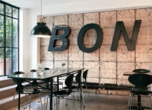 <B>Daliście się nabrać? Nic dziwnego! Tapety iluzjonistyczne mogą każdego zmylić. Dzięki nim możemy mieć w salonie bibliotekę ze starodrukami, a w jadalni stiuki na suficie. Płaskie dwuwymiarowe ściany wchodzą w trzeci wymiar.</B> <Br>Tin 01. Ta wysokiej jakości tapeta na flizelinie doskonale imituje ścienne płytki vintage. Dzięki najwyższej jakości druku jest prawie nie do odróżnienia od autentycznych płytek. 988 zł/rolka (0,487 m x 10 m). Brooklyn Tins/skandynawskie.pl <B>Daliście się nabrać? Nic dziwnego! Tapety iluzjonistyczne mogą każdego zmylić. Dzięki nim możemy mieć w salonie bibliotekę ze starodrukami, a w jadalni stiuki na suficie. Płaskie dwuwymiarowe ściany wchodzą w trzeci wymiar.</B> <Br>Tin 01. Ta wysokiej jakości tapeta na flizelinie doskonale imituje ścienne płytki vintage. Dzięki najwyższej jakości druku jest prawie nie do odróżnienia od autentycznych płytek. 988 zł/rolka (0,487 m x 10 m). Brooklyn Tins/skandynawskie.pl