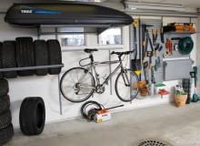 Specjalne uchwyty pozwalają bezpiecznie przechowywać opony i inne sezonowe akcesoria samochodowe. porządek w garażu, jak urządzić garaż, garaż, meble do garażu