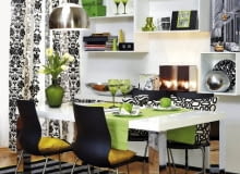 Wnętrze jest pełne życia - to zasługa motywów dekoracyjnych. Stół - 2837 zł, krzesła - 1110 zł/szt., dywan - 3600 zł, półki - 589 zł i 826 zł, lampa - 1100 zł, lampki (prostopadłościany) - 726 zł/szt., litery - 92 zł/szt., poduszki (żółte) - 209 zł /szt., wazon - 332 zł, kubki (na półce) - 30 zł/szt., misa - 278 zł, wazon (kulisty) - 187 zł, świeczniki - 375 zł/5 szt., BoConcept; skarbonka (miś) - 29,90 zł, This & That; talerze: obiadowe - 52 zł/szt., deserowe - 12 zł/szt., kubki - 12 zł/szt., Tazza; serwetki - 21 zł/szt., Lniany Zaułek; sztuczne jabłka - 39 zł/szt., Home Concept Store; koszyki - 49 zł/szt., poduszki - 89,50 zł/szt., Red Onion; zasłona - 1750 zł, Almi Decor; kieliszki - 79,90 zł/4 szt., Duka; budzik - 59,90 zł, ramka - 39,90 zł, fotograficzny obraz - 59,90 zł, Flo; bieżnik - 12,99 zł, IKEA. 12.11.2009 WARSZAWA , SKLEP BO CONCEPT , SESJA WNETRZA ( CZTERY KATY ) , TEMAT WZORY , STYLIZACJA JOANNA PLACHECKA , ASYSTENT FOTO LUKASZ FALKOWSKI .