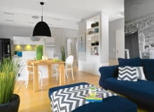 Pokój dzienny, kuchnia i przedpokój tworzą otwartą przestrzeń z wyraźnie wyodrębnionymi strefami o różnej funkcji. Kuchenna zabudowa dyskretnie wtapia się w tło, nie dominując nad częścią wypoczynkową. Pokój dzienny, kuchnia i przedpokój tworzą otwartą przestrzeń z wyraźnie wyodrębnionymi strefami o różnej funkcji.