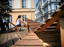 18.06.2012 WARSZAWA , PRZY RONDZIE DE GAULLE STANELY DREWNIANE LEZAKI DLA WARSZAWIAKOW . FOT. ADAM STEPIEN / AGENCJA GAZETA ZDJĘCIE DO WKŁADKI: DLOWA strony lokalne GW - WarszawaGazeta_Stoleczna