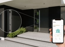 Drzwi Schüco AD UP Design Edition z podświetlanym pochwytem  i elektronicznym mechanizmem ryglującym SafeGuard.