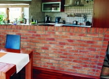 Barek pozwala oddzielić optycznie przestrzeń między otwartą kuchnią i salonem Barek pozwala oddzielić optycznie przestrzeń między otwartą kuchnią i salonem