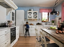 Stylizowane meble, dużo drewna, bieli i błękitu to dobra baza do przytulnej kuchni. przytulna kuchnia