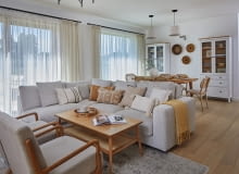 W aranżacji domu najważniejsze są drewniane elementy – podłogi, meble, drzwi, ramy okienne, a także detale wykończeniowe. To one decydują o przytulnym charakterze wnętrz. Idealnym tłem pozostają dla nich barwy bieli i beżu. W aranżacji domu najważniejsze są drewniane elementy – podłogi, meble, drzwi, ramy okienne, a także detale wykończeniowe. To one decydują o przytulnym charakterze wnętrz. Idealnym tłem pozostają dla nich barwy bieli i beżu.