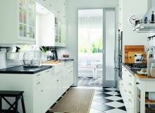 Drzwiczki BODBYN mają ramę i sfazowany panel, który nadaje im charakterystyczny, tradycyjny styl, podkreślony dodatkowo kremowobiałym kolorem frontów. Drzwiczki BODBYN mają ramę i sfazowany panel, który nadaje im charakterystyczny, tradycyjny styl, podkreślony dodatkowo kremowobiałym kolorem frontów.